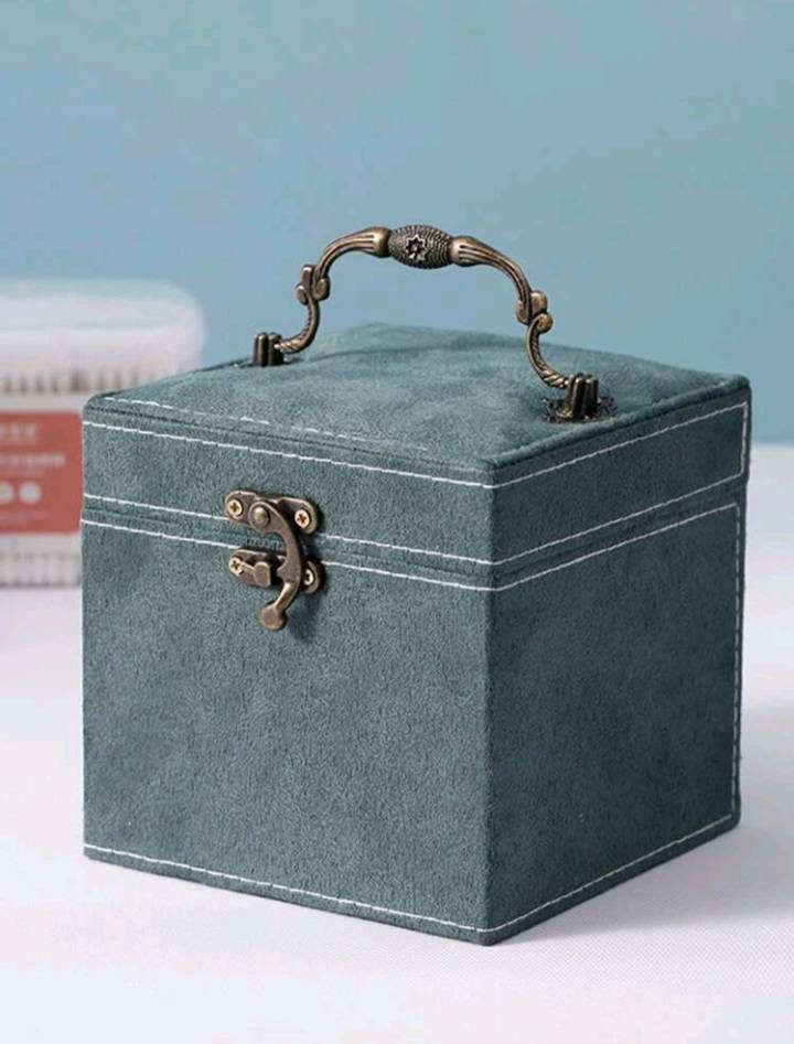 Bronze clasp and handle compact jewelry storage box